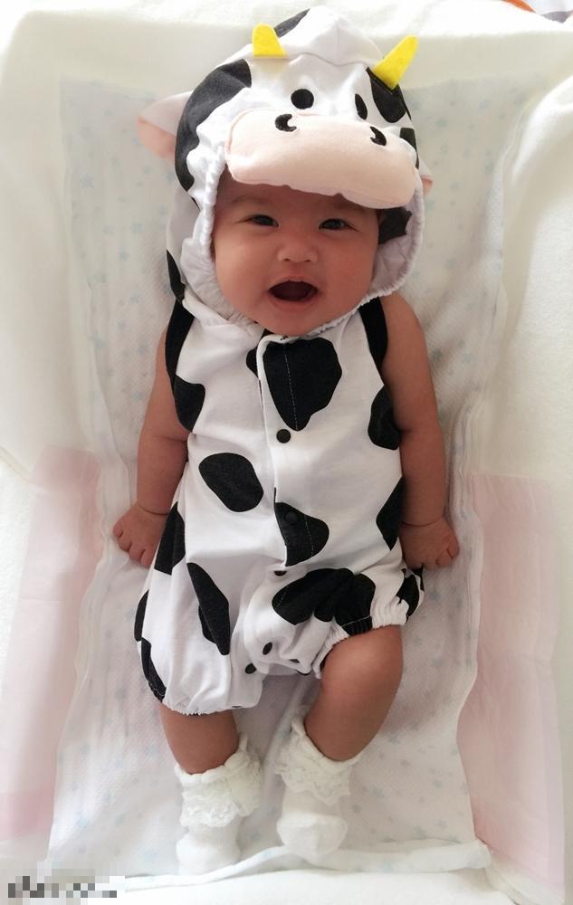 包贝尔爱女“饺子”首曝光 穿奶牛装颜值超爸爸千万倍