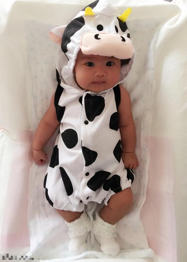 包贝尔爱女“饺子”首曝光 穿奶牛装颜值超爸爸千万倍