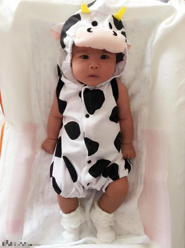 包贝尔爱女“饺子”首曝光 穿奶牛装颜值超爸爸千万倍
