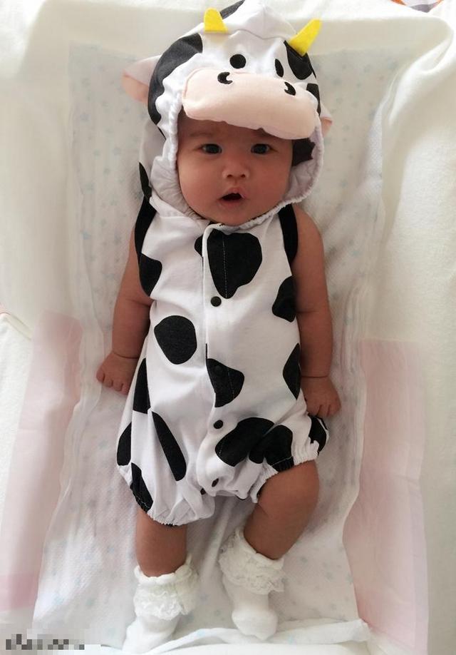 包贝尔爱女“饺子”首曝光 穿奶牛装颜值超爸爸千万倍