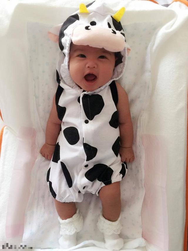 包贝尔爱女“饺子”首曝光 穿奶牛装颜值超爸爸千万倍