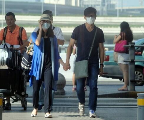 吴奇隆夫妻档恩爱返京 刘诗诗素颜小女人十足