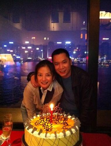 赵薇与老公黄有龙恩爱照