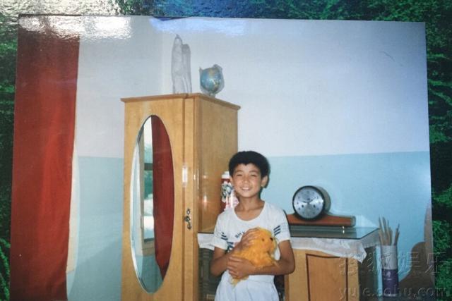 你能认出谁?明星扎堆晒童年照欢庆六一 你能认出谁?明星扎堆晒童年照欢庆六一