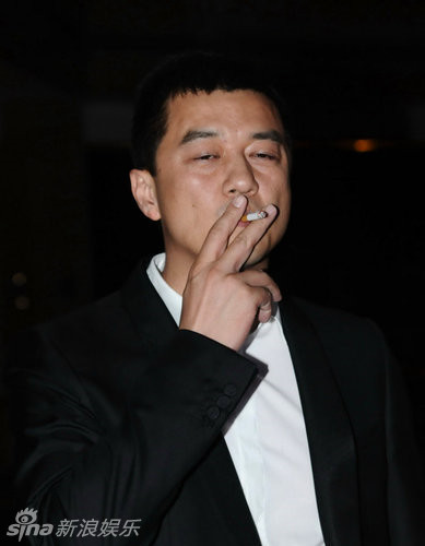 最严禁烟令实施 盘点明星销魂吸烟照