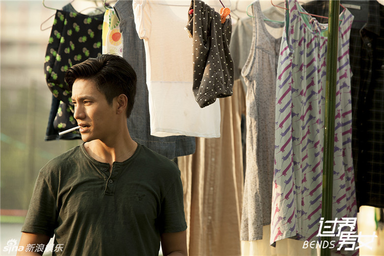 最严禁烟令实施 盘点明星销魂吸烟照