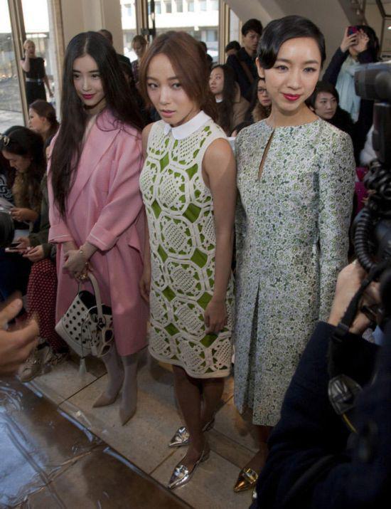 女神合影必有一丑