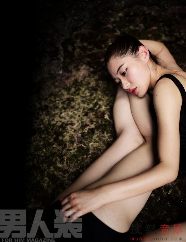 SNH48登《男人装》封面 尽显清纯气息 SNH48登《男人装》封面 尽显清纯气息