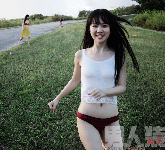 SNH48登《男人装》封面 尽显清纯气息 SNH48登《男人装》封面 尽显清纯气息