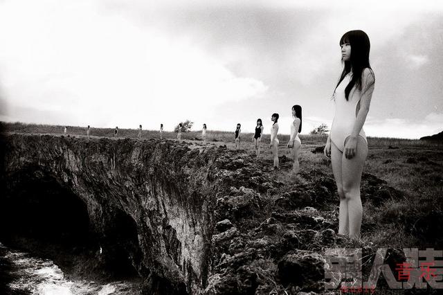 SNH48登《男人装》封面 尽显清纯气息 SNH48登《男人装》封面 尽显清纯气息