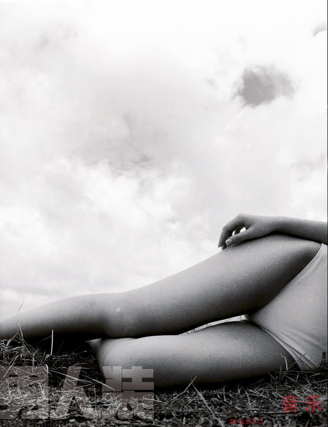 SNH48登《男人装》封面 尽显清纯气息 SNH48登《男人装》封面 尽显清纯气息