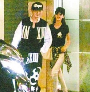 看明星情侣怎样公开恋情