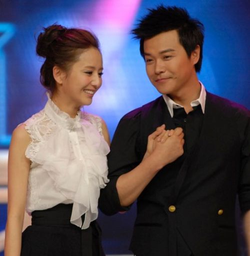 看明星情侣怎样公开恋情