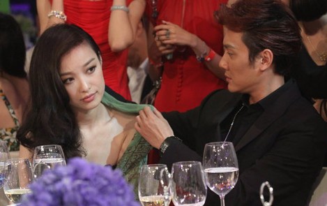 看明星情侣怎样公开恋情