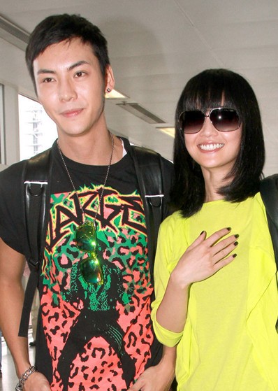 看明星情侣怎样公开恋情