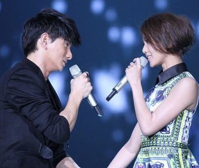 看明星情侣怎样公开恋情