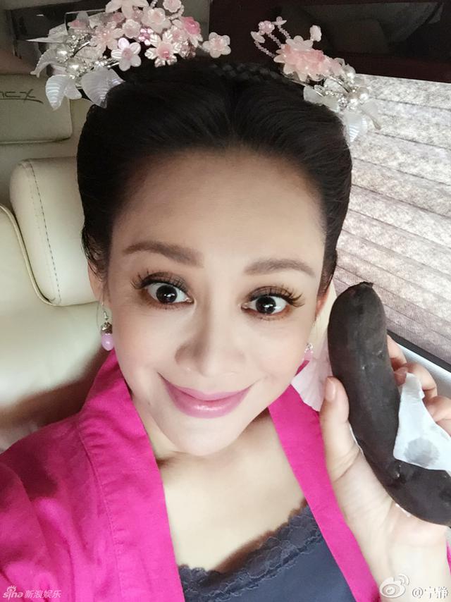 宁静晒自拍性感吃香蕉 熟透发黑仍入口