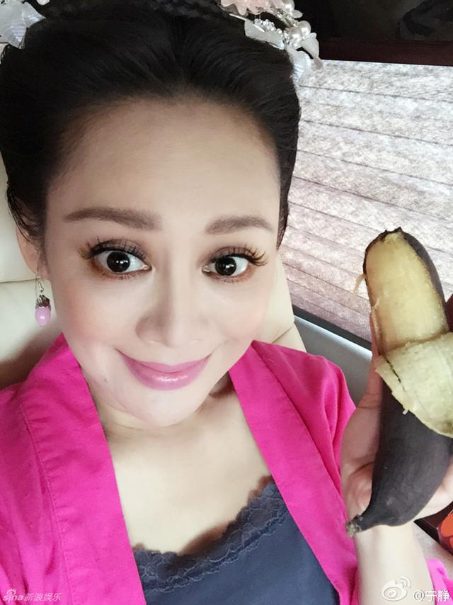 宁静晒自拍性感吃香蕉 熟透发黑仍入口
