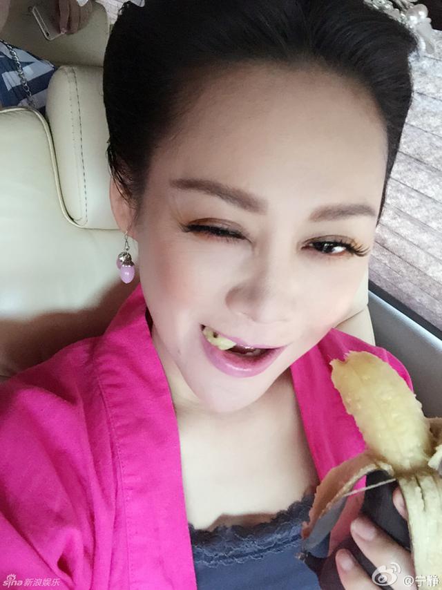 宁静晒自拍性感吃香蕉 熟透发黑仍入口 宁静晒自拍性感吃香蕉 熟透发黑仍入口