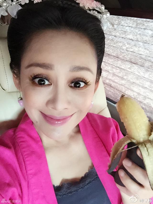 宁静晒自拍性感吃香蕉 熟透发黑仍入口
