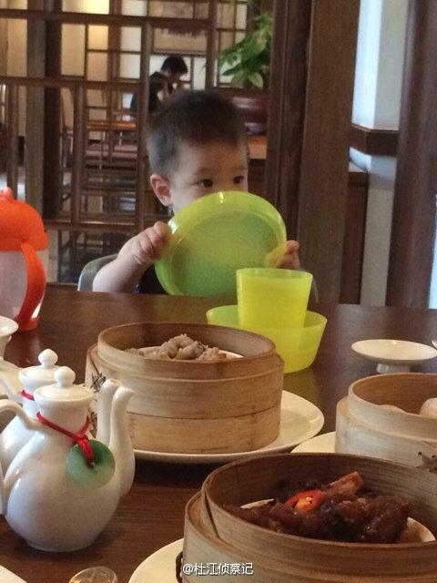 萌一脸血!图揭嗯哼大王各色吃相:娇羞舔糖 狰狞啃生菜