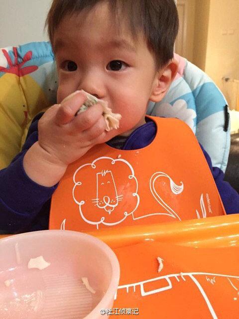 萌一脸血!图揭嗯哼大王各色吃相:娇羞舔糖 狰狞啃生菜