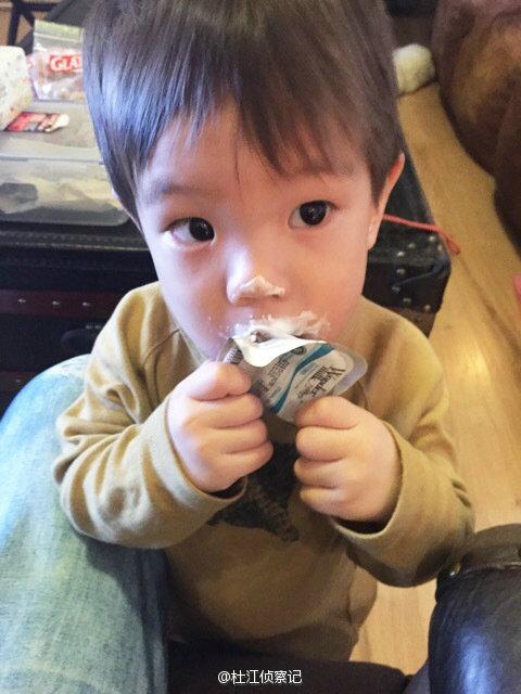 萌一脸血!图揭嗯哼大王各色吃相:娇羞舔糖 狰狞啃生菜