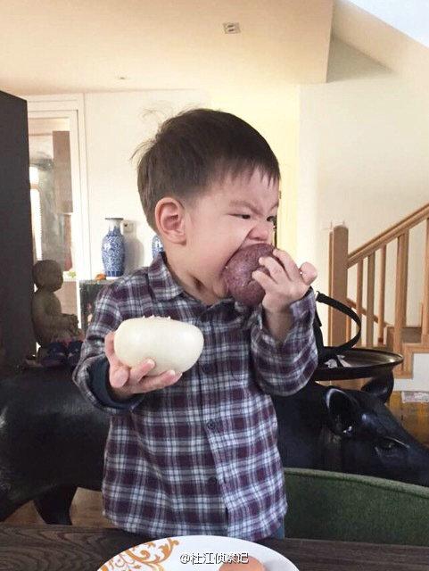 萌一脸血!图揭嗯哼大王各色吃相:娇羞舔糖 狰狞啃生菜