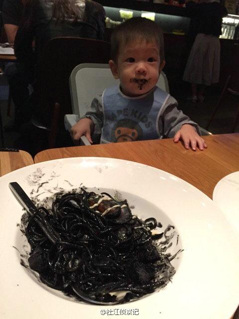 萌一脸血!图揭嗯哼大王各色吃相:娇羞舔糖 狰狞啃生菜