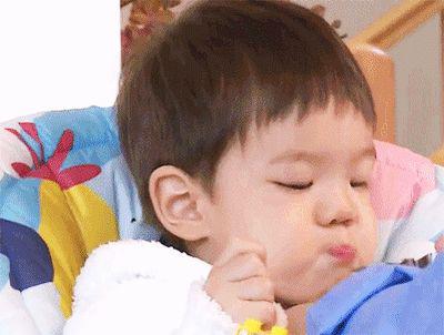 萌一脸血！图揭嗯哼大王魔性吃相：娇羞舔糖 狰狞啃生菜