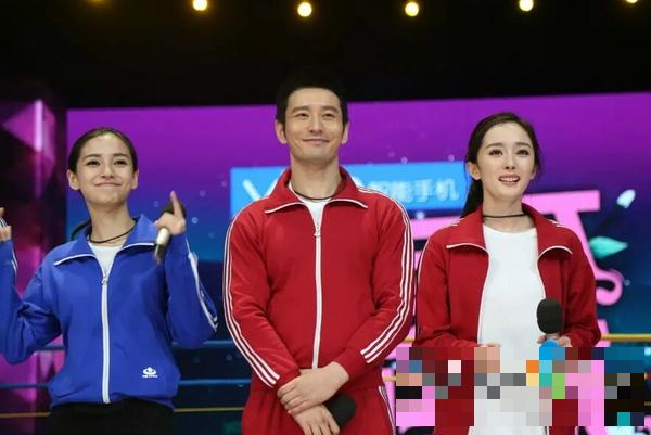 这张baby表情不要太逗比哦！不过 倒是和教主越来越有夫妻相了！