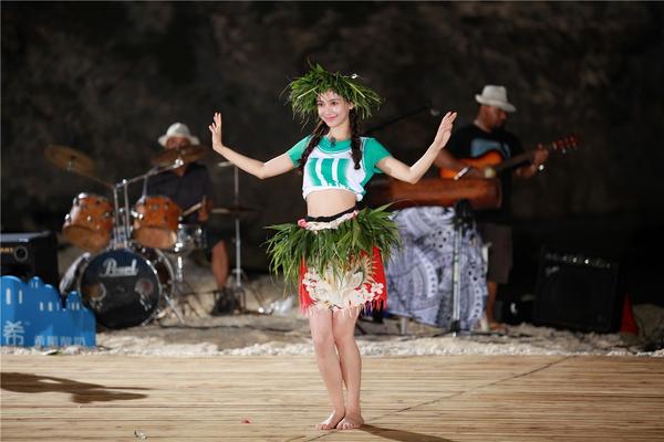 唐嫣柳岩塞班岛度假 跑男变身原住民热情狂舞