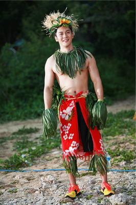 唐嫣柳岩塞班岛度假 跑男变身原住民热情狂舞