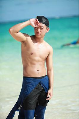 唐嫣柳岩塞班岛度假 跑男变身原住民热情狂舞