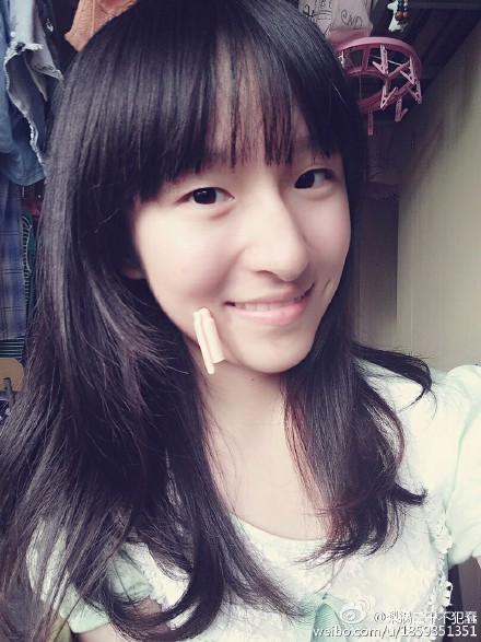 又现酒窝夹笔盖新技能 城里人是不让人活了！