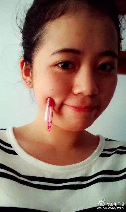 又现酒窝夹笔盖新技能 城里人是不让人活了！