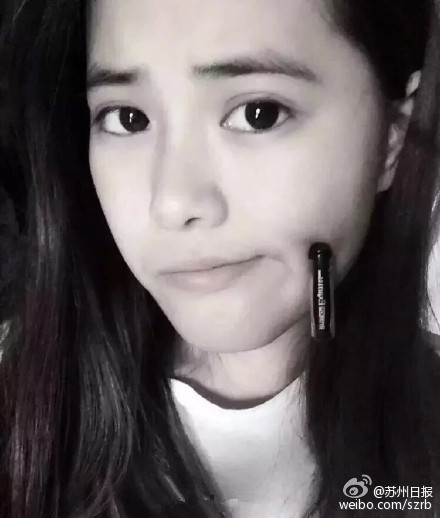 又现酒窝夹笔盖新技能 城里人是不让人活了！