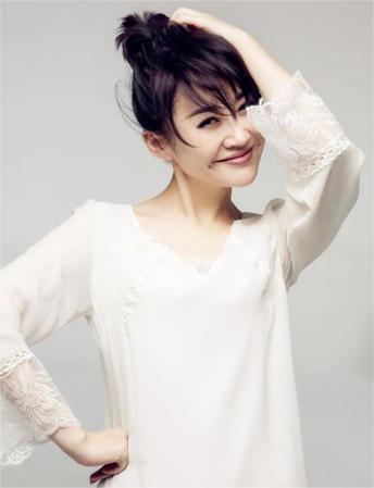 逆生长女星年逾40一枝花 卖萌扮娇赛少女