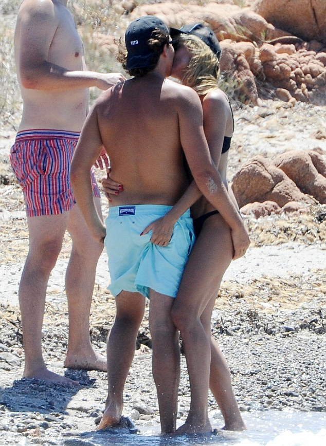 海蒂克鲁姆与男友沙滩缠绵 热吻互捏屁股