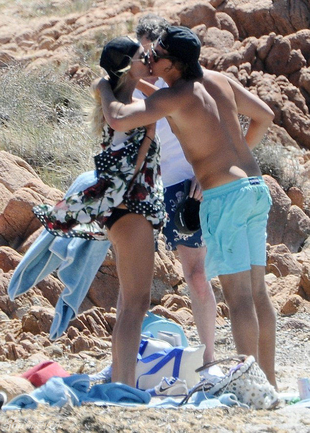 海蒂克鲁姆与男友沙滩缠绵 热吻互捏屁股