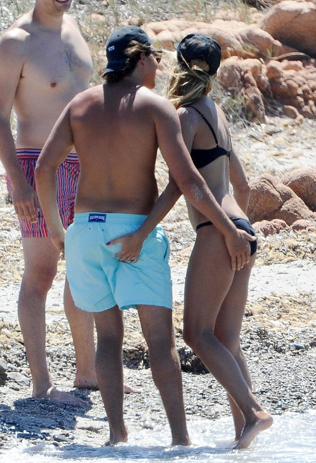 海蒂克鲁姆与男友沙滩缠绵 热吻互捏屁股