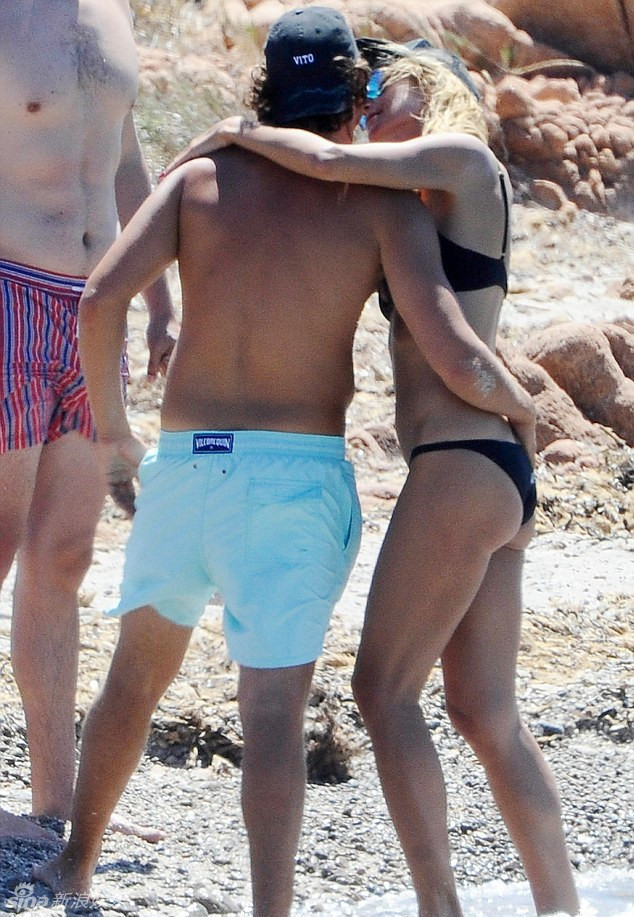 海蒂克鲁姆与男友沙滩缠绵 热吻互捏屁股