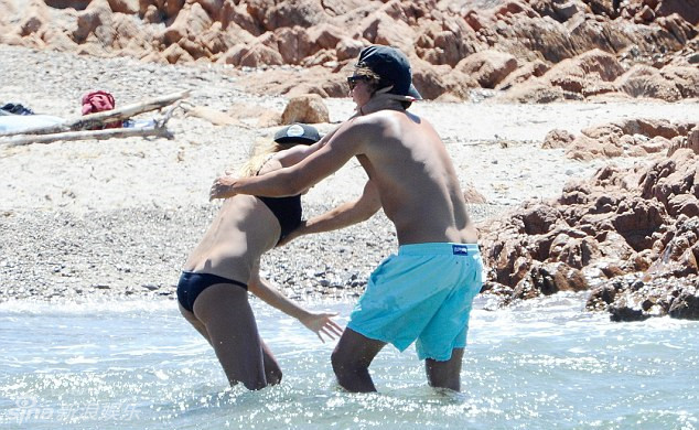 海蒂克鲁姆与男友沙滩缠绵 热吻互捏屁股