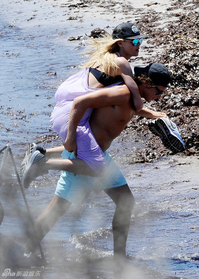 海蒂克鲁姆与男友沙滩缠绵 热吻互捏屁股