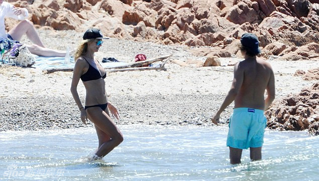 海蒂克鲁姆与男友沙滩缠绵 热吻互捏屁股