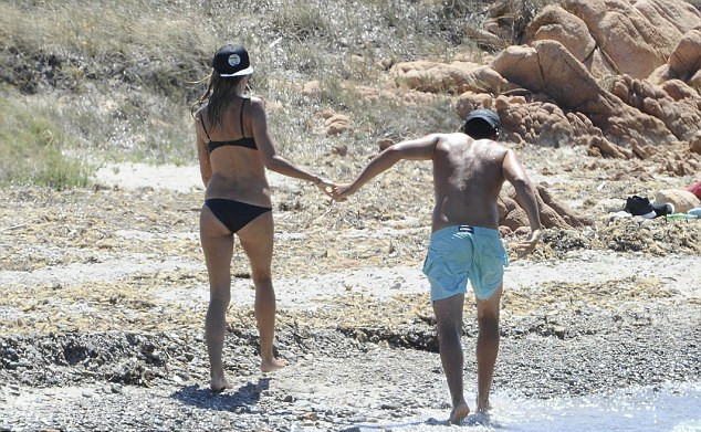 海蒂克鲁姆与男友沙滩缠绵 热吻互捏屁股