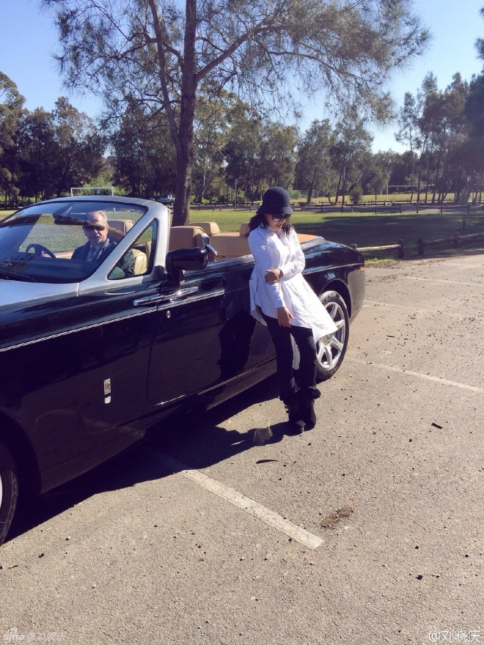 刘晓庆倚靠豪车笑容甜 白衣飘逸被赞好仙