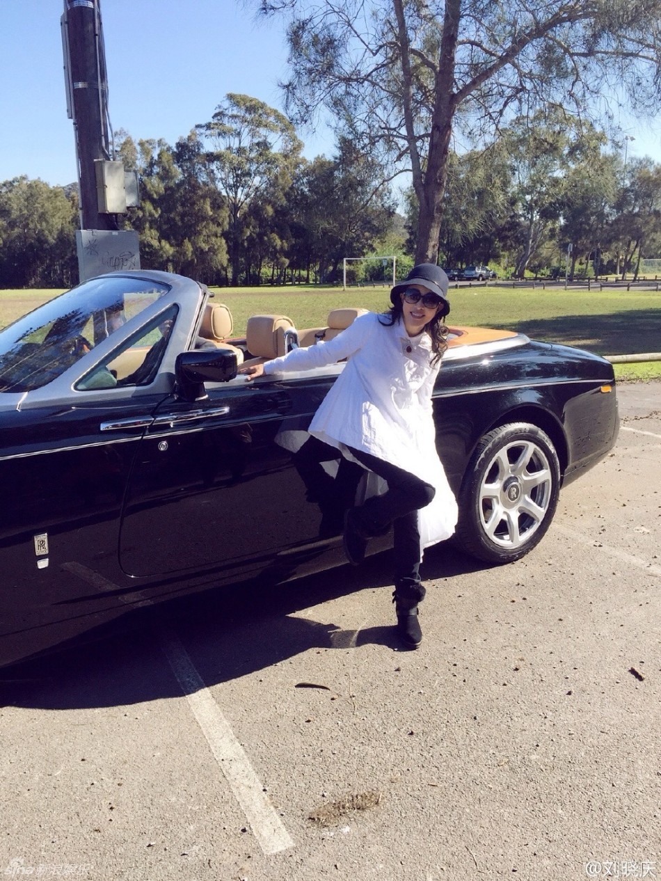 刘晓庆倚靠豪车笑容甜 白衣飘逸被赞好仙