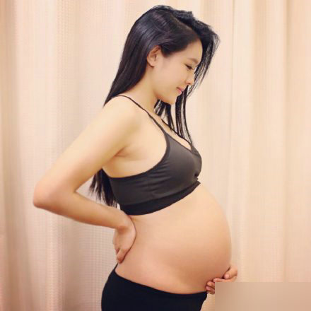 官恩娜穿胸衣露孕肚 手臂纤细皮肤紧致超靓