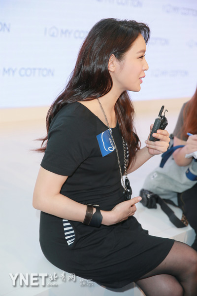 官恩娜穿胸衣露孕肚 手臂纤细皮肤紧致超靓